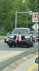 Cette folle bloque les voitures en restant au milieu de la route !