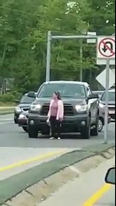 Cette folle bloque les voitures en restant au milieu de la route !