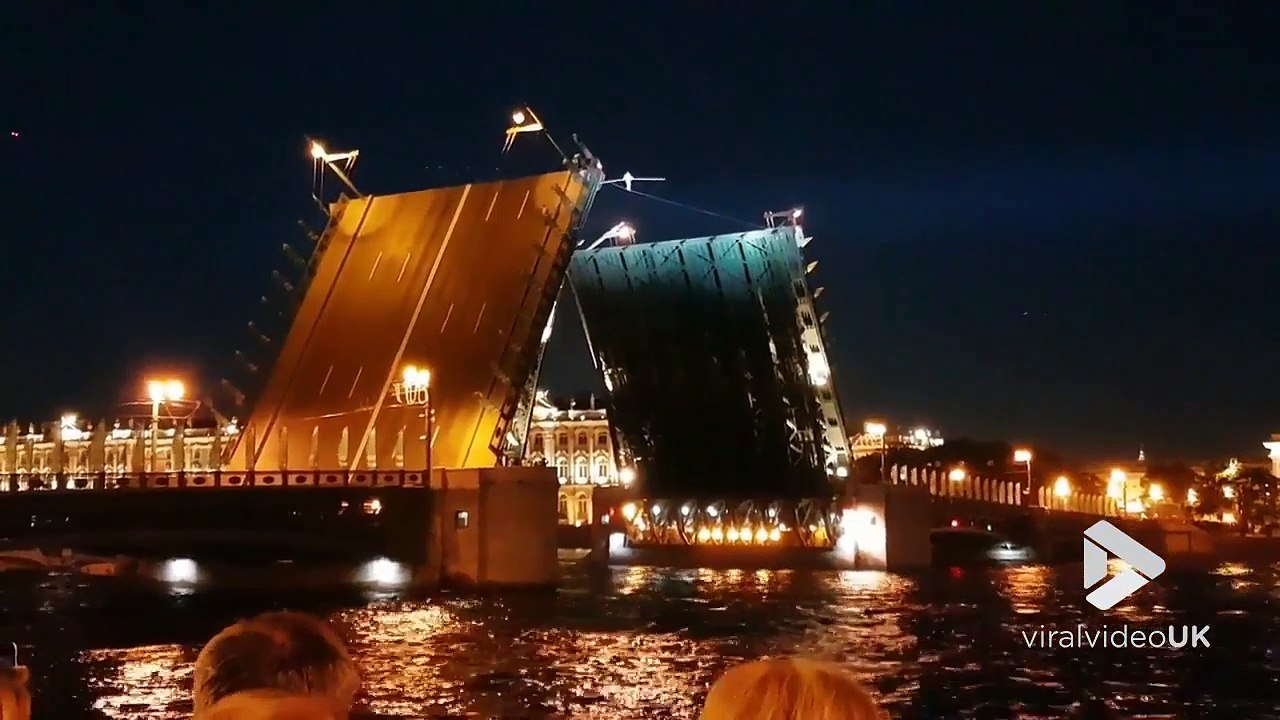 Funambule entre 2 parties d'un pont relevé à saint petersbourg