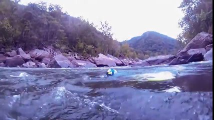 Il surfe une vague.. SOUS L'EAU !