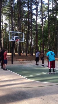 Une parodie de l'action de JR Smith lors du Game 1 NBA PLayoffs 2018