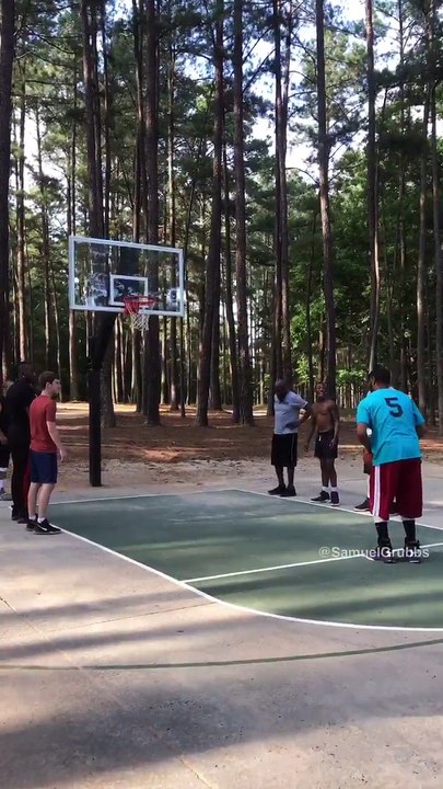 Une parodie de l'action de JR Smith lors du Game 1 NBA PLayoffs 2018