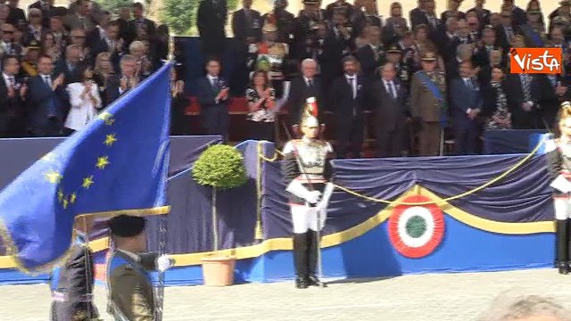 Matteo Salvini non applaude la bandiera dell'Europa alla parata del 2 giugno