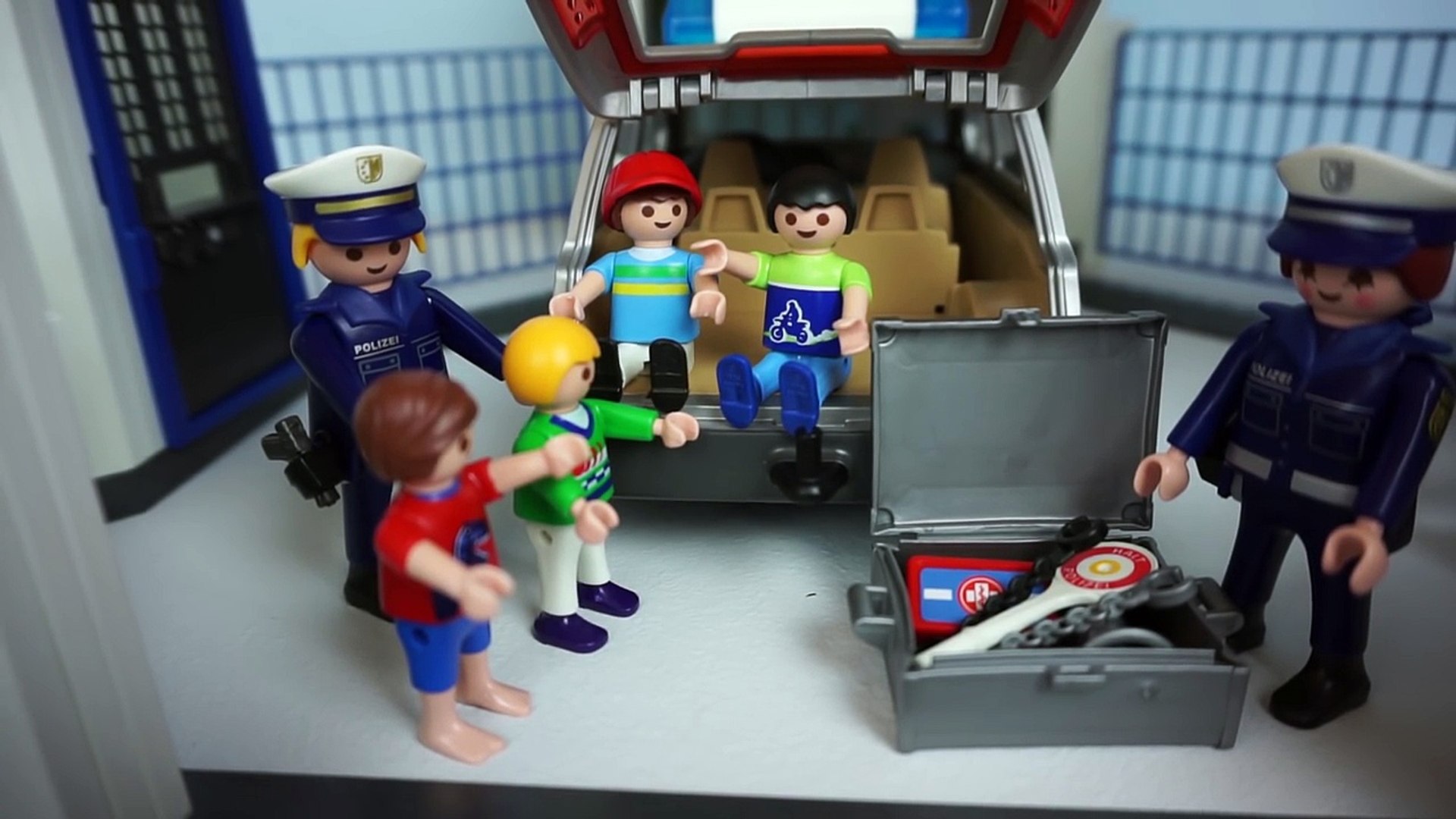 BESUCH AUF DER POLIZEISTATION - Polizei EINSATZ mit Sabine & Michael Playmobil  Film deutsch - Dailymotion Video