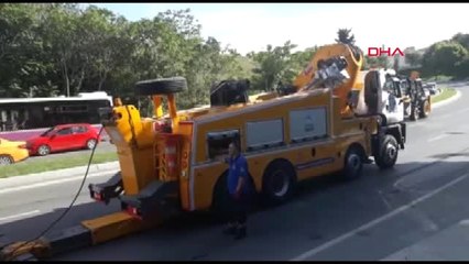 İstanbul Otomobil, Devrilen Tır ile Kolon Arasında Sıkıştı -1