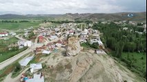 Sivas'ta Görenlerin İlgisini Çeken Dev Kaya Havadan Görüntülendi