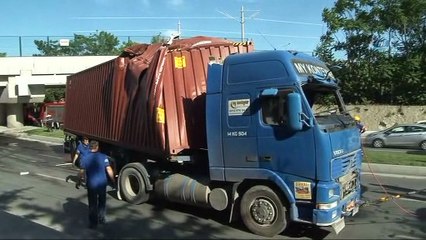 Alt geçide çarpan TIR, devrildi