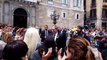 El President de la Generalitat Quim Torra sale a saludar a los congregados en la plaça Sant Jaume