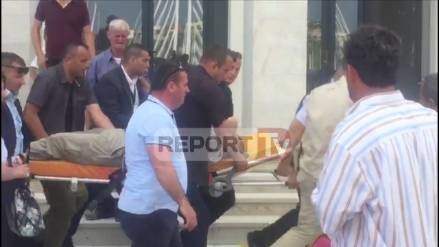 Report Tv - Gardisti rrëzohet dhe bie nga 2 metra lartësi pas takimit të Ramës në Belsh