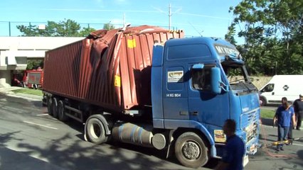Altgeçide takılarak yan devrilen TIR trafiği felç etti