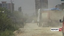 Report Tv - Fushë Krujë, pluhuri mbulon vendin, banorët: Shkak edhe kalimi i kamionëve