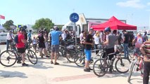 İzmir'de Hafif Ticari Aracın Bisikletlilere Çarpması - Olay Yerine Karanfil Bırakıldı