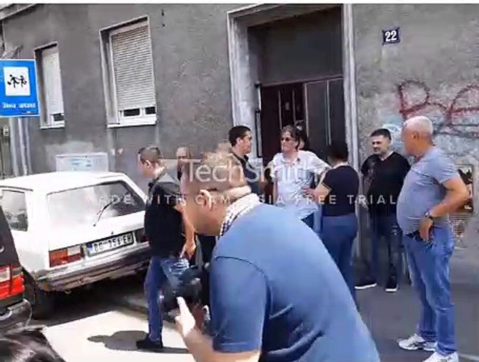 Ispred kuće Sinana Sakića