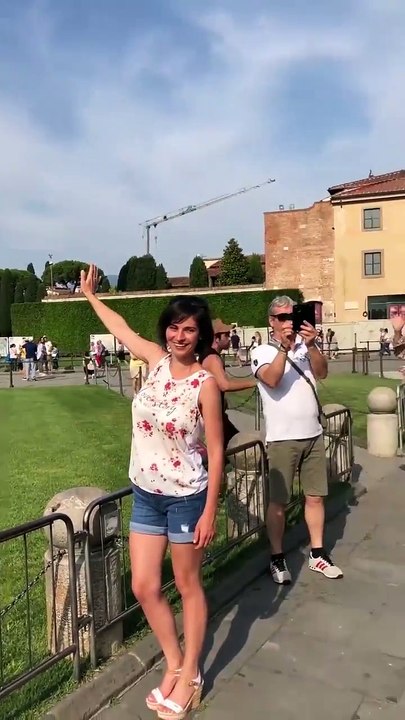 Ce gars a trouvé la blague parfaite à faire à ces touristes à la tour de Pise