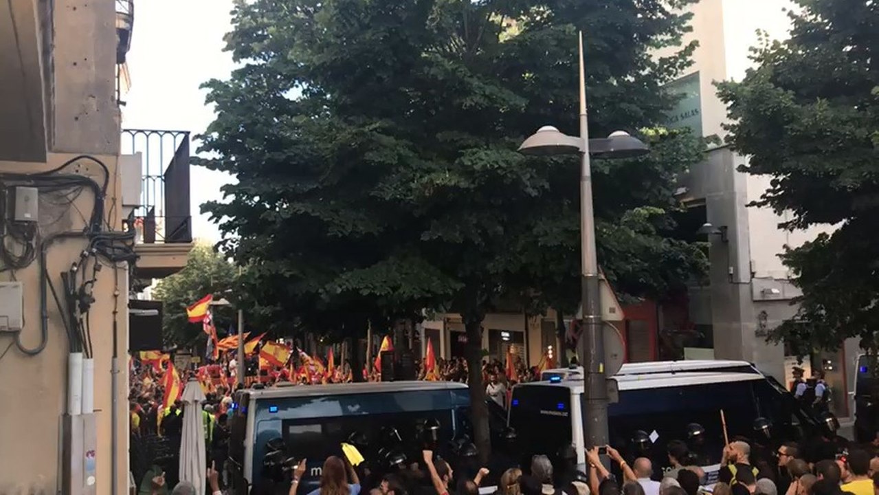 Máxima tensión en el choque entre manifestantes a favor de la unidad de España e independentistas en Mataró