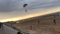 Onze parachutistes atterrissent à Omaha Beach