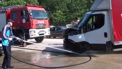 Otomobille kamyonet çarpıştı: 4 yaralı - KOCAELİ