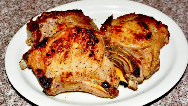 Jugosas chuletas de cerdo con salsa de manzanas