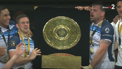 Le CO soulève son bouclier de Brennus