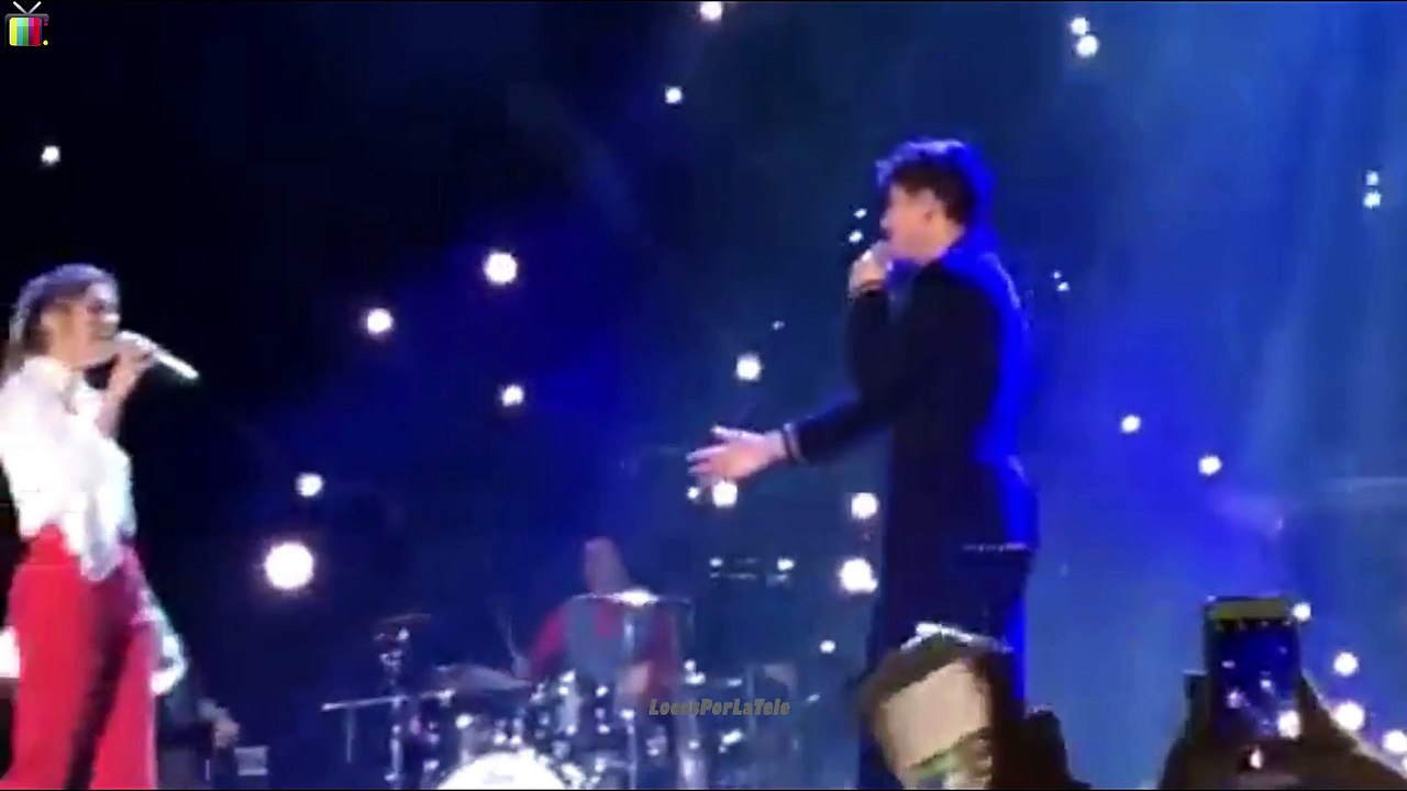 El beso entre Almaia y la declaración de Cepeda a Aitana, protagonistas del concierto en Sevilla