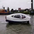 شركة فرنسية قامت باختبار هذه السيارة، التي ترتفع وتتحرك فوق الماء في هولندا.. الهدف من هذا الاختراع هو تطوير النقل البيئي على الممرات المائية والحد من التلوث ال