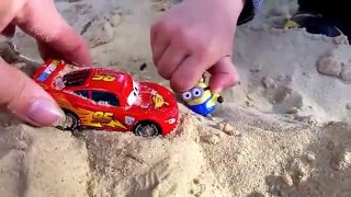 Молния Маквин находит в песке и раскапывает яйцо с миньоном , Disney Pixar Lightning McQueen