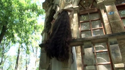 Saçlarına bir bakan bir daha bakıyor, çocuklar şaşkına dönüyor