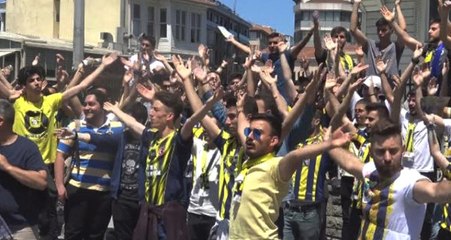 Fenerbahçeli Taraftarlar, Stadın Dışında Seçim Sonucunu Bekliyor
