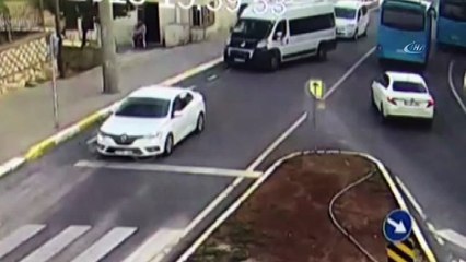 El frenini çekmeyen sürücü trafiği birbirine kattı... O anlar kamerada