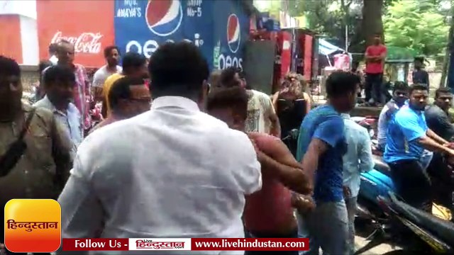 युवती से छेड़खानी करना पड़ा महंगा, पहले लड़की ने पीटा फिर लोगों ने