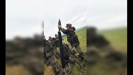 Un militaire rate son tire de mortier.