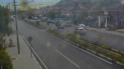 Otomobil Otobüs Durağına Çarptı: 2 Yaralı