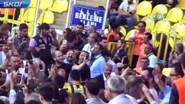 Ali Koç üyelerle beraber tezahürat yaptı