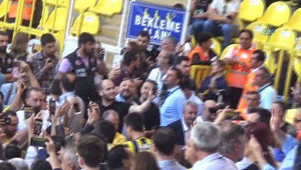 Ali Koç üyelerle beraber tezahürat yaptı