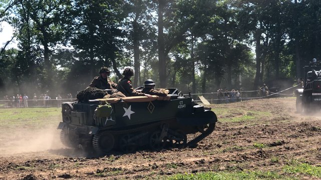 Les véhicules militaires défilent à l’Overlord Museum