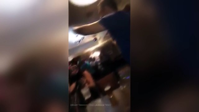 Hırsızlık İçin Elini Genç Kızın Göğsüne Elini Sokan Kadın Videoda Yakayı Ele Verdi