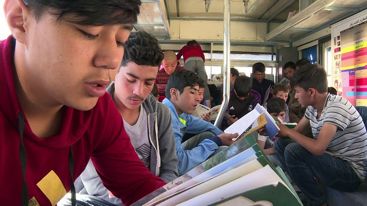 Kabuls Bücherbus lässt Kinderaugen leuchten