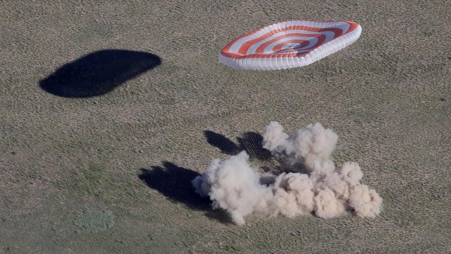 Шесть часов спуска: экипаж МКС вернулся на Землю