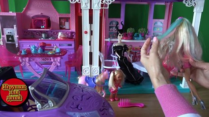 Сериал с куклами Барби, Малефисента в гостях в доме Барби, Челси красит гриву игрушечной пони