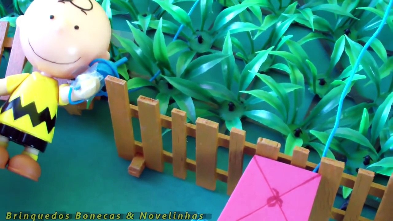 Charlie Brown ensina Pig George a empinar Pipa fly a kite. Novelinha Em Português Dora Dollhouse