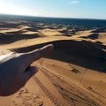 No topo das dunas do Deserto do Saara Marrocos