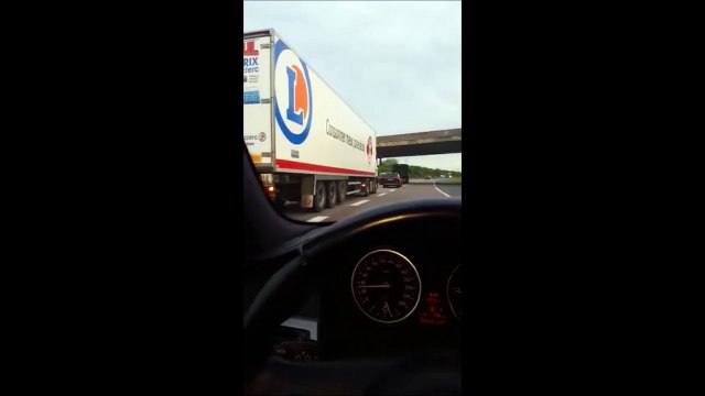 Regardez pourquoi il y a des bouchons sur la Francilienne... Dingue