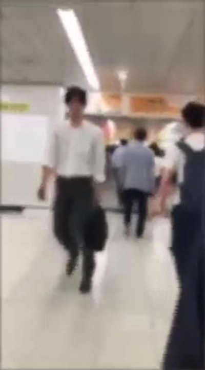 Ce dingue est filmé en train de pousser toutes les femmes qu'il croise dans le métro au Japon