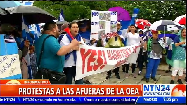 Nicaragüenses protestan frente a la sede de la OEA en Washington