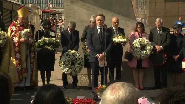 Лондон почтил жертв теракта минутой молчания