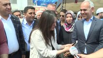 Bakan Sarıeroğlu, Semt Pazarı Ziyaretinde Vatandaşları Başbakan Yıldırım'la Telefonla Görüştürdü