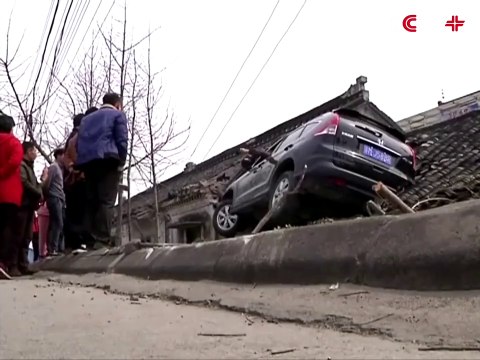 Il confond l’accélérateur et le frein et se retrouve sur un toit