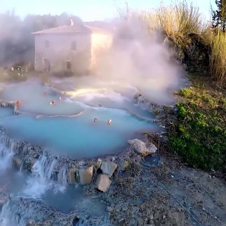 Ces images aériennes des thermes et bains chauds à ciel ouvert de Saturnia en Italie : magnifique