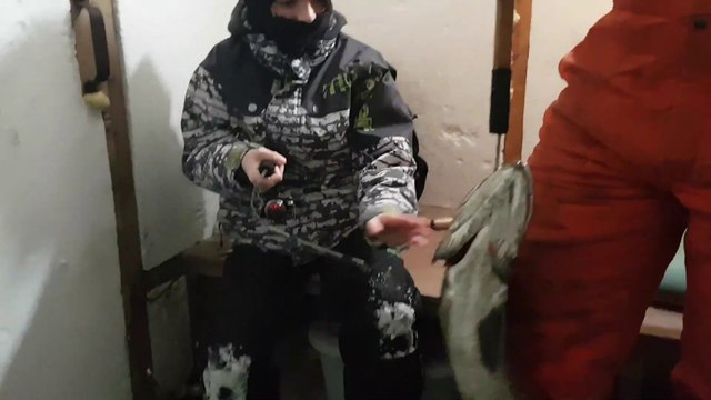 Il attrape une énorme truite avec sa petite canne à peche