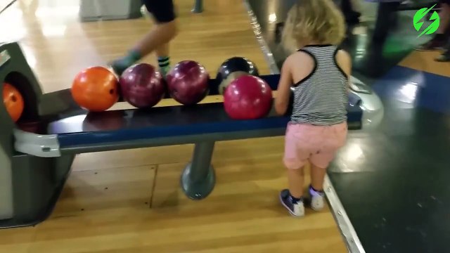 Cette fillette met un strike enorme... La reine du bowling